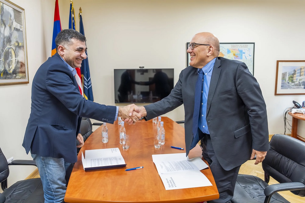 ՀՀ Հնագիտության և ազգագրության ինստիտուտը Հայաստանի ամերիկյան համալսարանին է նվիրաբերում հանգուցյալ դոկտոր Գրիգորի Արեշյանի անձնական իրերը